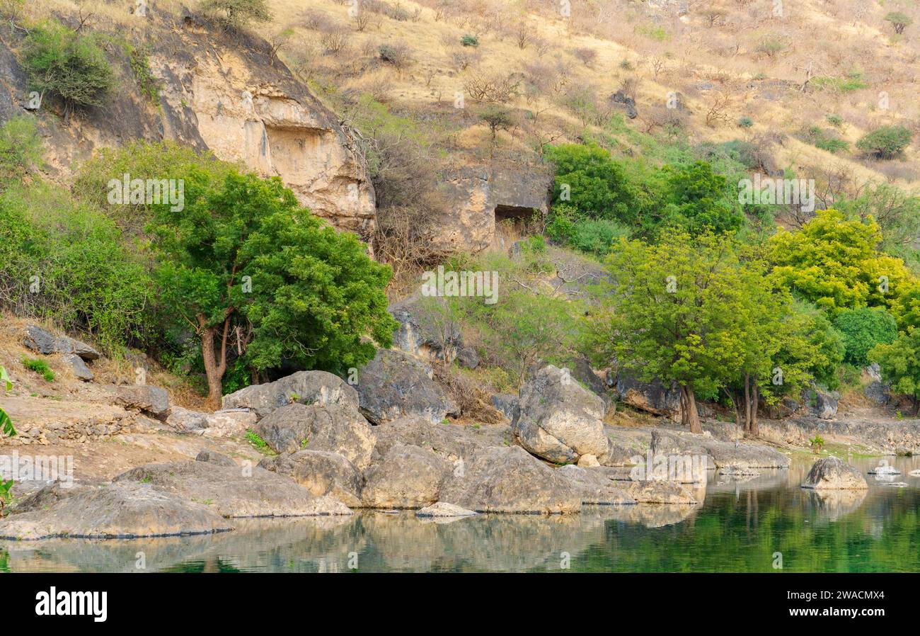 Ain RAZAT Spring, une source d'eau douce bien connue et un lieu de pique-nique près de Salalah. Il y a aussi plusieurs grottes sur le site. Banque D'Images