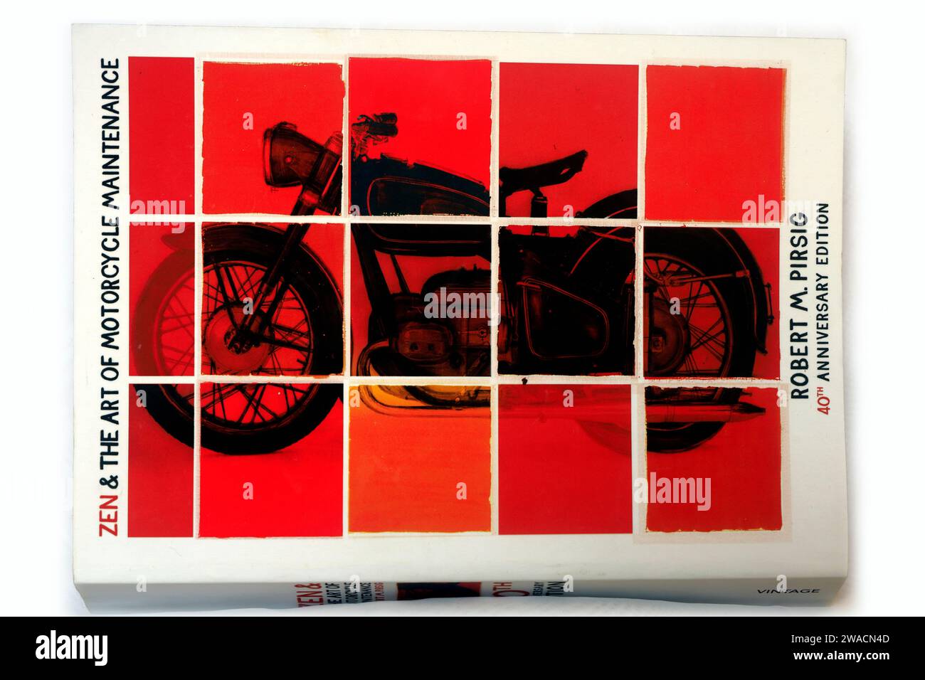Zen & The Art of Motorcycle Maintenance par Robert M Pirisig, couverture avant du livre de poche édition 40e anniversaire. Configuration du studio. Décembre 2023 Banque D'Images