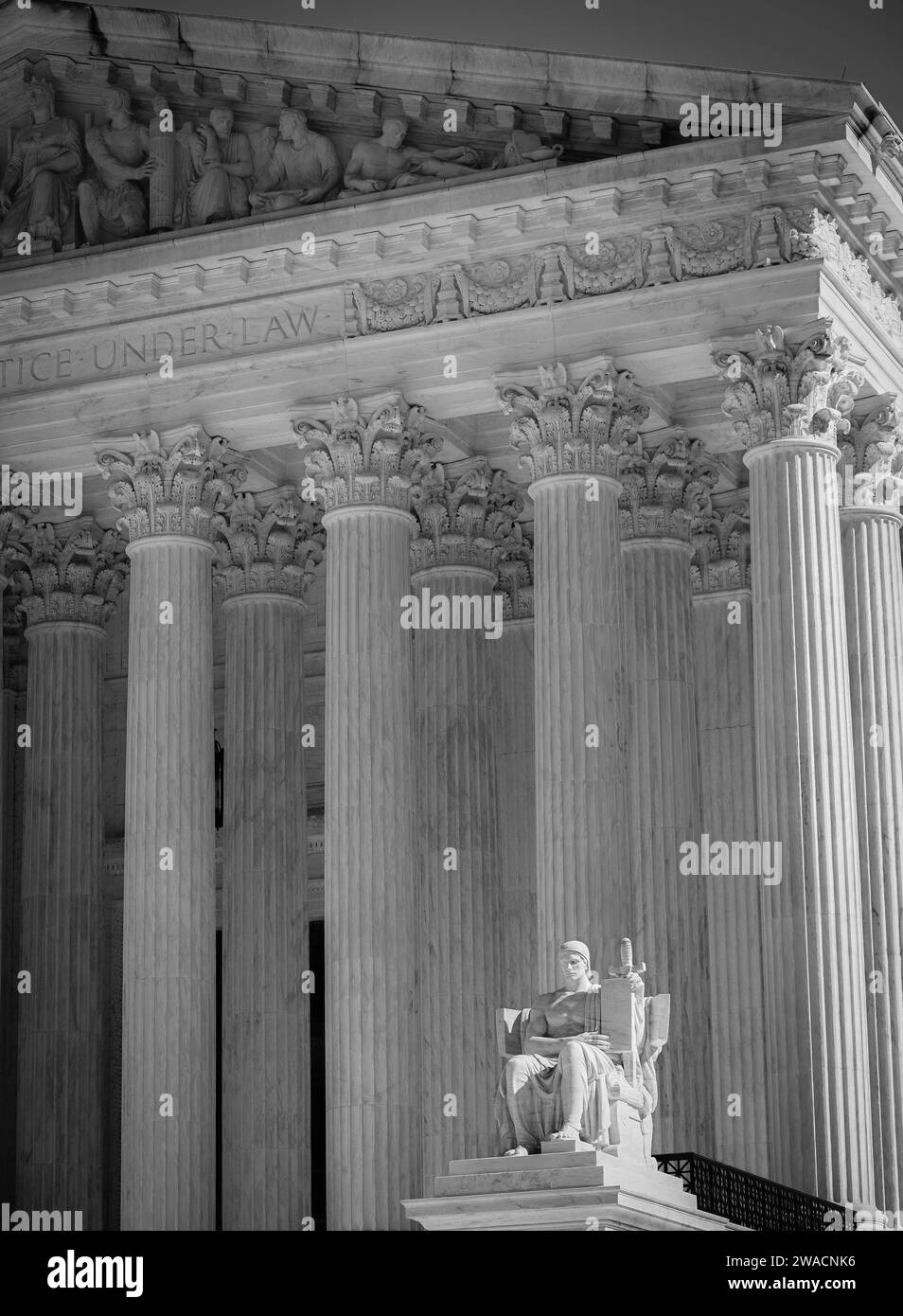 Un gros plan spectaculaire de la statue en marbre assise "Guardian" au premier plan de l'architecture néoclassique de la Cour suprême des États-Unis, Washington DC Banque D'Images