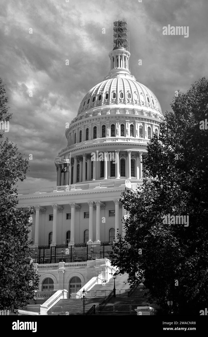 Le Capitole DES ÉTATS-UNIS, construit dans le style néoclassique du 19e siècle, abrite le Sénat et le Congrès et est une destination touristique populaire à Washington DC Banque D'Images