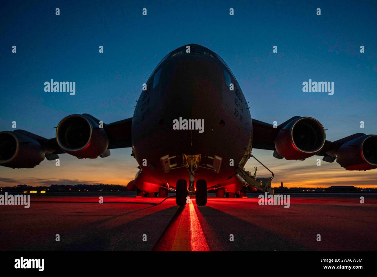 14 décembre 2023 - joint base Charleston, Caroline du Sud, États-Unis - Un C-17 Globemaster III du 15th Airlift Squadron se prépare pour une mission à la joint base Charleston, Caroline du Sud, en décembre. 14, 2023. La 437th Airlift Wing a effectué un saut de compétence avec la 82nd Airborne Division pour perfectionner l'interopérabilité interservices nécessaire pour maintenir l'excellence de la mission. (Photo : Emily Farnsworth) (image de crédit : © U.S. Air Force/ZUMA Press Wire) USAGE ÉDITORIAL SEULEMENT! Non destiné à UN USAGE commercial ! Banque D'Images