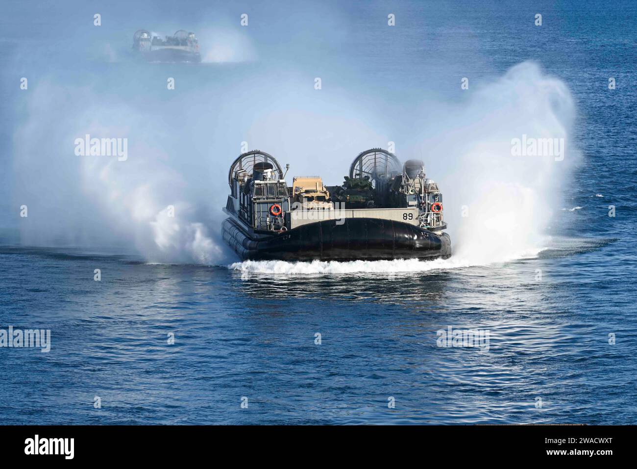 Océan Atlantique. 7 décembre 2023. Deux embarcations de débarquement de l'US Navy, coussins d'air avec Assault Craft Unit four, approchent le puits Decemberk du quai de transport amphibie de la classe San Antonio USS New York (LPD-21), décembre. 7, 2023. New York était en cours pour soutenir une opération de formation intégrée avec la 24e Marine Expeditionary Unit. (Photo : Jesse Turner) (image de crédit : © U.S. Navy/ZUMA Press Wire) USAGE ÉDITORIAL SEULEMENT! Non destiné à UN USAGE commercial ! Banque D'Images