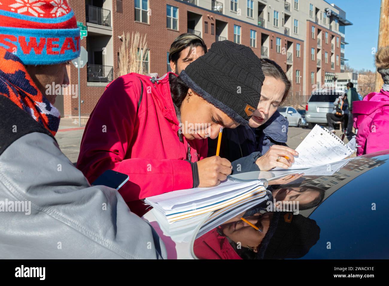 Denver, Colorado - les immigrants, principalement du Venezuela, vivent dans un camp de tentes près du centre-ville de Denver. Ceux qui cherchent du travail mettent leurs noms sur une liste. Le Banque D'Images