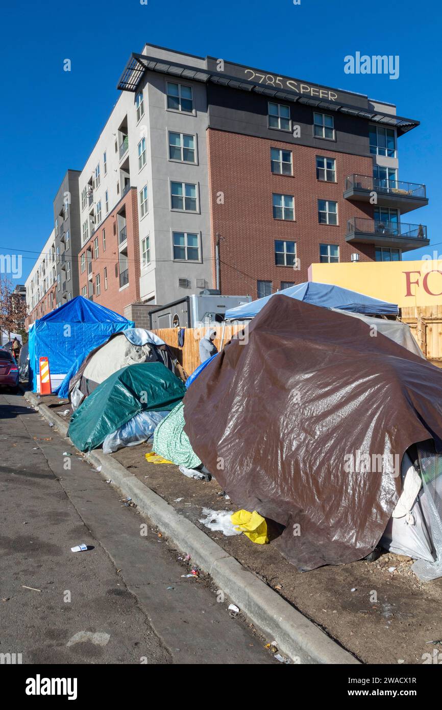 Denver, Colorado - les immigrants, principalement du Venezuela, vivent dans un camp de tentes près du centre-ville de Denver. La ville a aidé environ 35 000 migrants en 2023 avec foo Banque D'Images