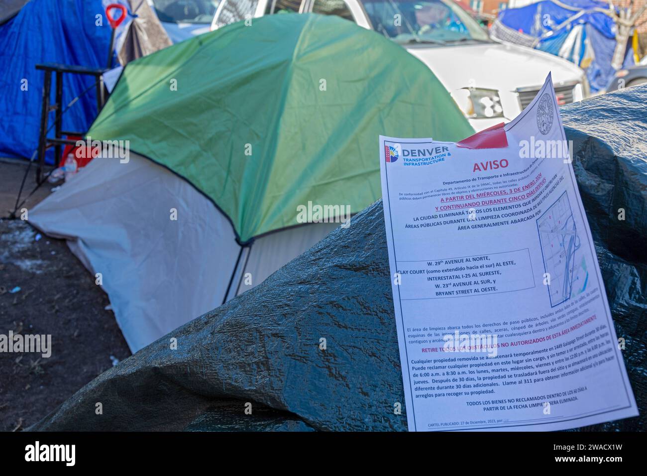 Denver, Colorado - les immigrants, principalement du Venezuela, vivent dans un camp de tentes près du centre-ville de Denver. Des notices placées sur les tentes par la ville avertissent les migrants que cela Banque D'Images