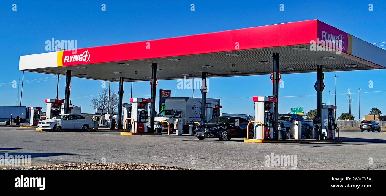 EMPORIA, KANSAS - 3 JANVIER 2024 les voitures sont alignées aux pompes à essence à l'arrêt de camion Flying J situé juste à l'endroit 35 Banque D'Images