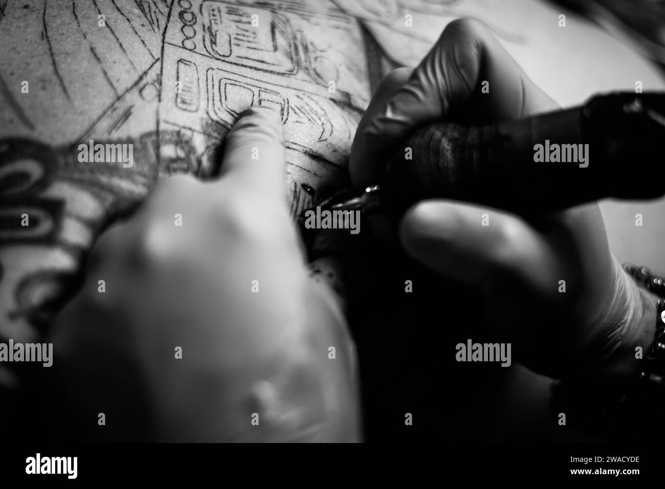 Faire du tatouage dans le studio de tatouage. Banque D'Images