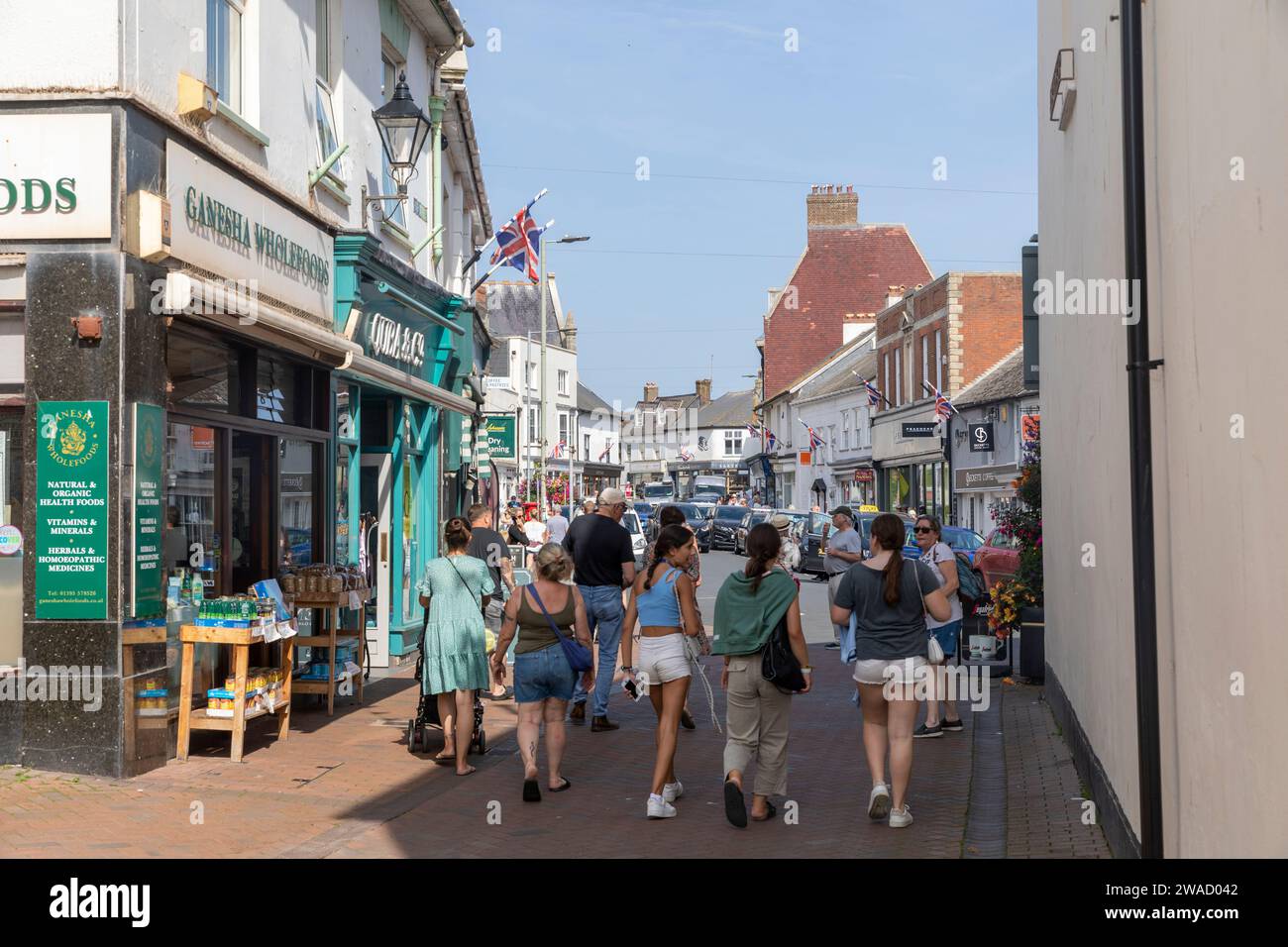 Centre-ville de Sidmouth dans le Devon en Angleterre, ville côtière avec des acheteurs et des touristes marchant dans les rues du centre-ville devant les magasins et les magasins, Angleterre Banque D'Images
