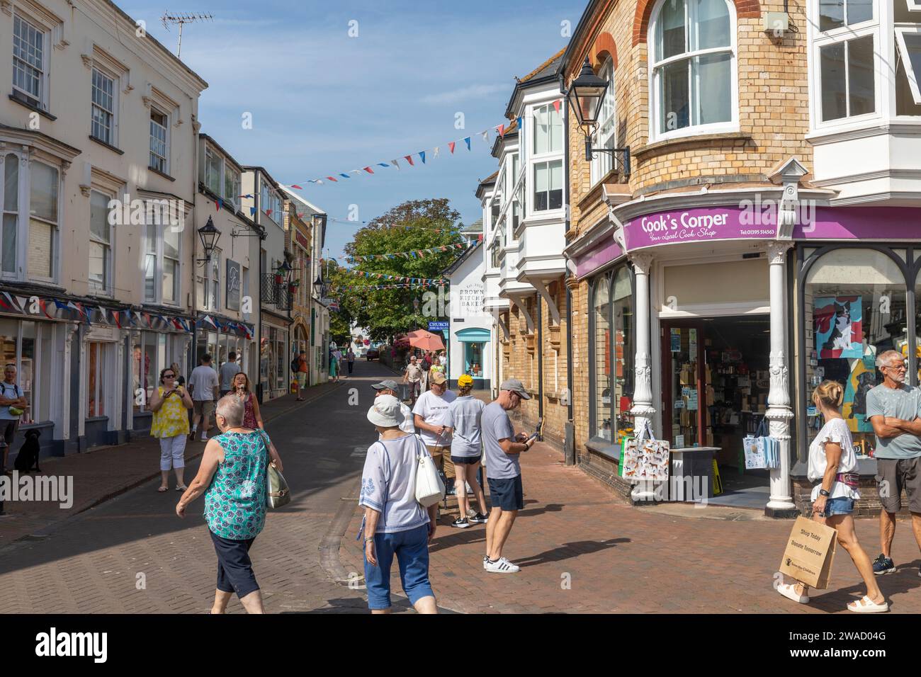 Centre-ville de Sidmouth dans le Devon en Angleterre, ville côtière avec des acheteurs et des touristes marchant dans les rues du centre-ville devant les magasins et les magasins, Angleterre Banque D'Images