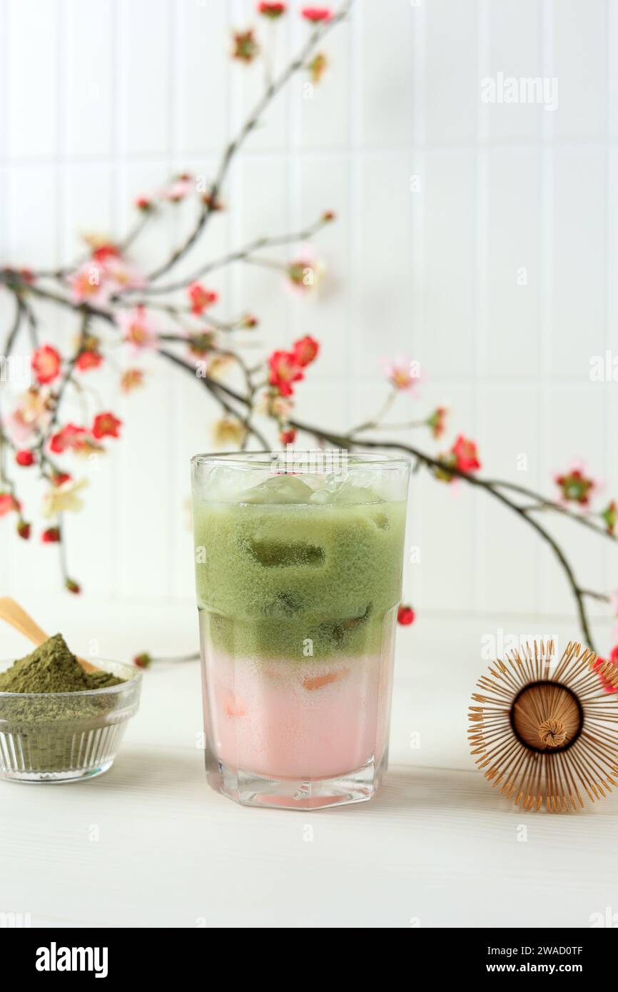 Lait glacé de thé vert Sakura sur la table blanche Banque D'Images