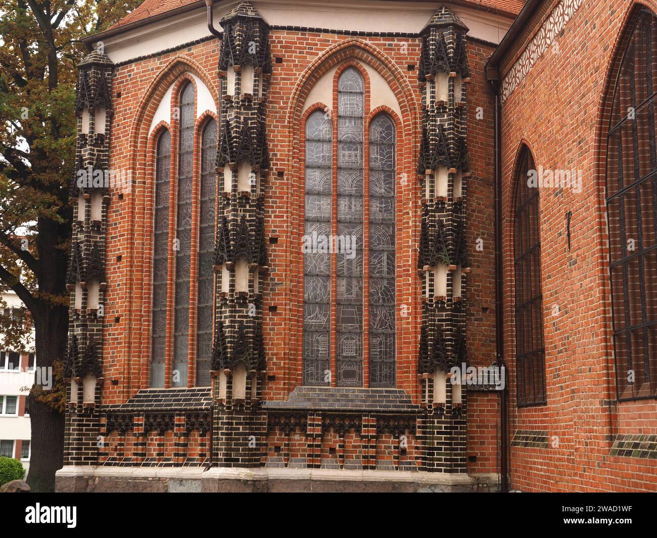Il murs extérieurs, fenêtres et ornements architecturaux (arcade) de St. Église de Marie, Stargard Szczecin Pologne Banque D'Images