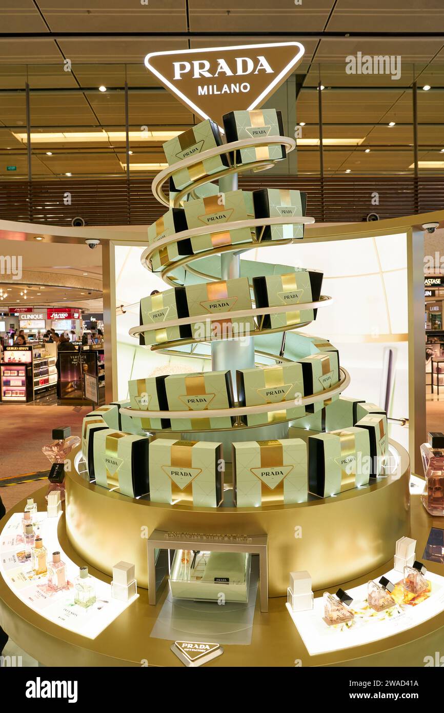 SINGAPOUR - 07 NOVEMBRE 2023 : arbre de Noël composé de coffrets cadeaux exclusifs Prada Beauty 