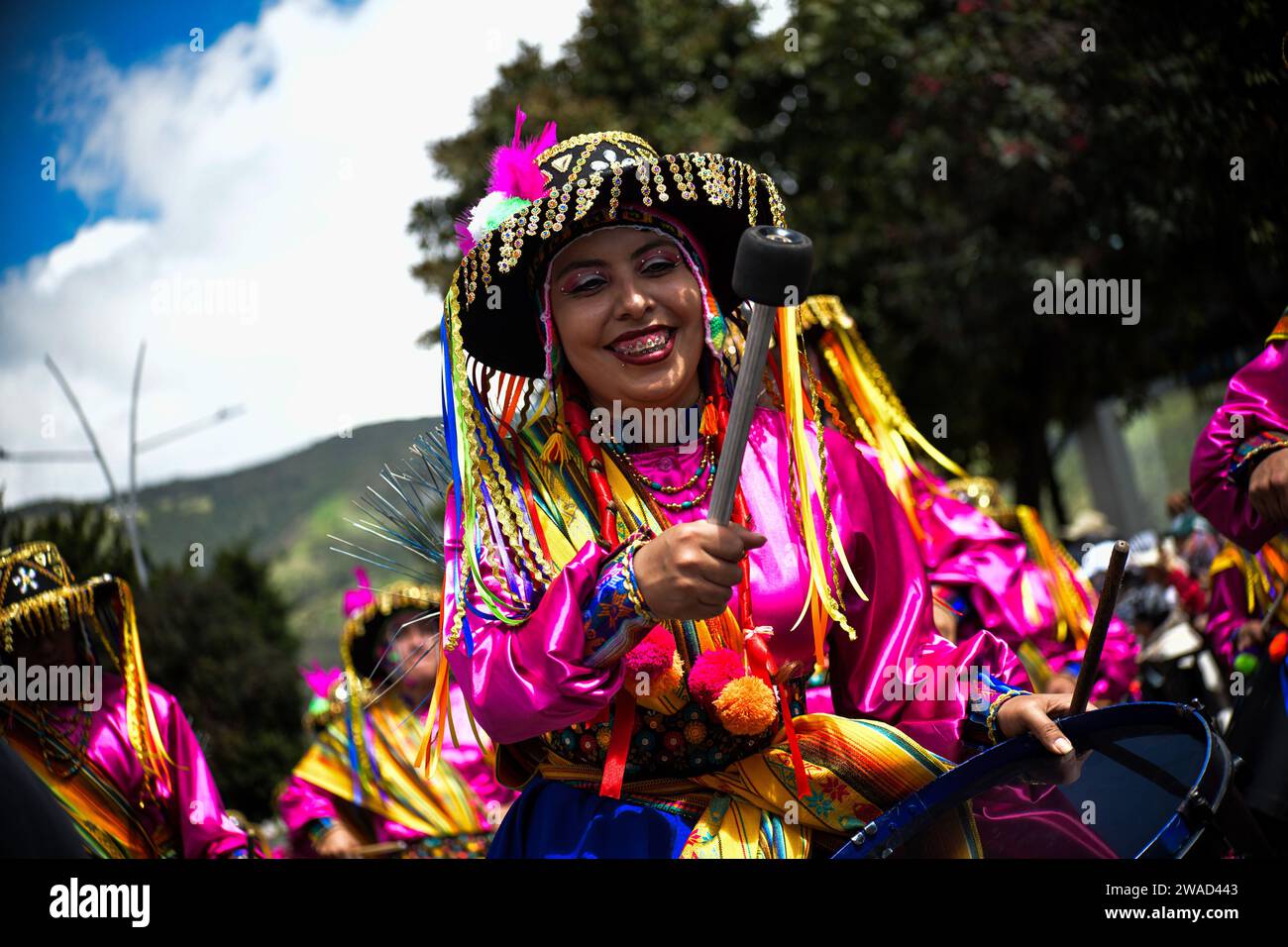 Pasto, Colombie. 03 janvier 2024. Lors du défilé artistique Canto a la Tierra du Carnaval de Negros y Blancos (Carnaval des Noirs et des blancs) à Pasto, Narino, Colombie, le 03 janvier 2024. Photo par : Camilo Erasso/long Visual Press crédit : long Visual Press/Alamy Live News Banque D'Images