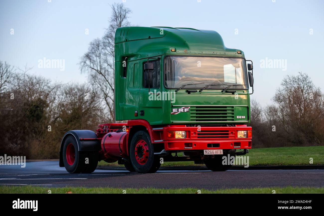Stony Stratford, Royaume-Uni 1 janvier 2024. Camion ERF EC10 1995 arrivant à Stony Stratford pour le festival annuel des véhicules vintage et classiques du jour de l'an. Banque D'Images Stony Stratford, Royaume-Uni 1 janvier 2024. Camion ERF EC10 1995 arrivant à Stony Stratford pour le festival annuel des véhicules vintage et classiques du jour de l'an. Banque D'Images