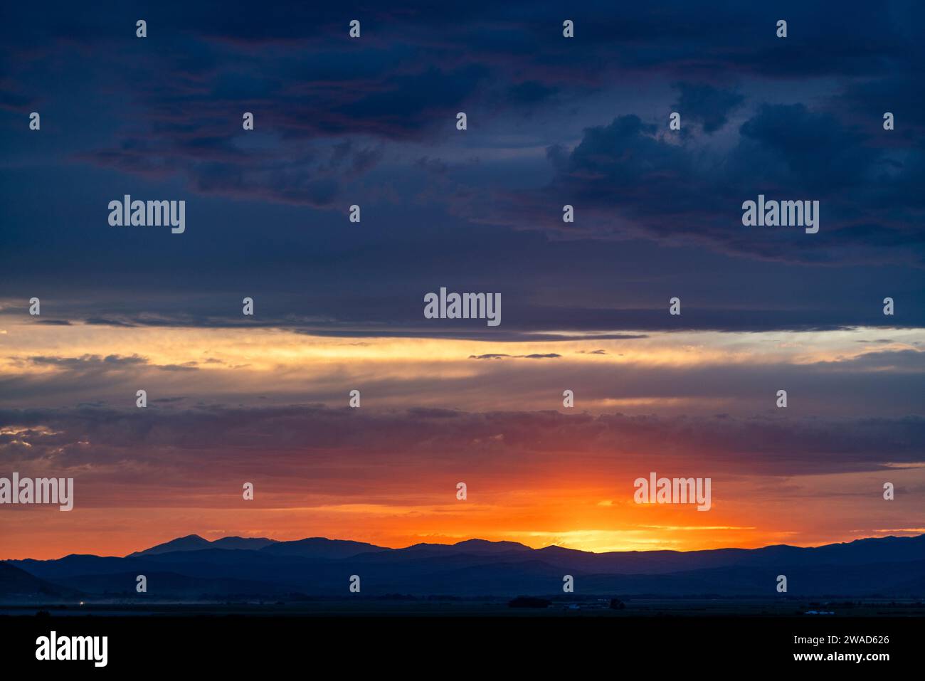 Beau coucher de soleil sur des silhouettes de montagnes Banque D'Images