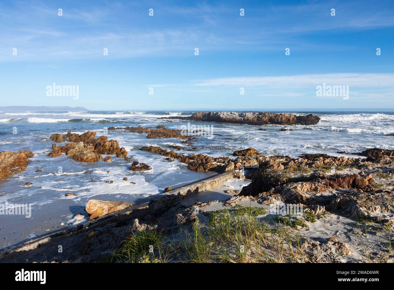 Afrique du Sud, Hermanus, vagues se lavant contre les rochers sur la plage de Kammabaai Banque D'Images