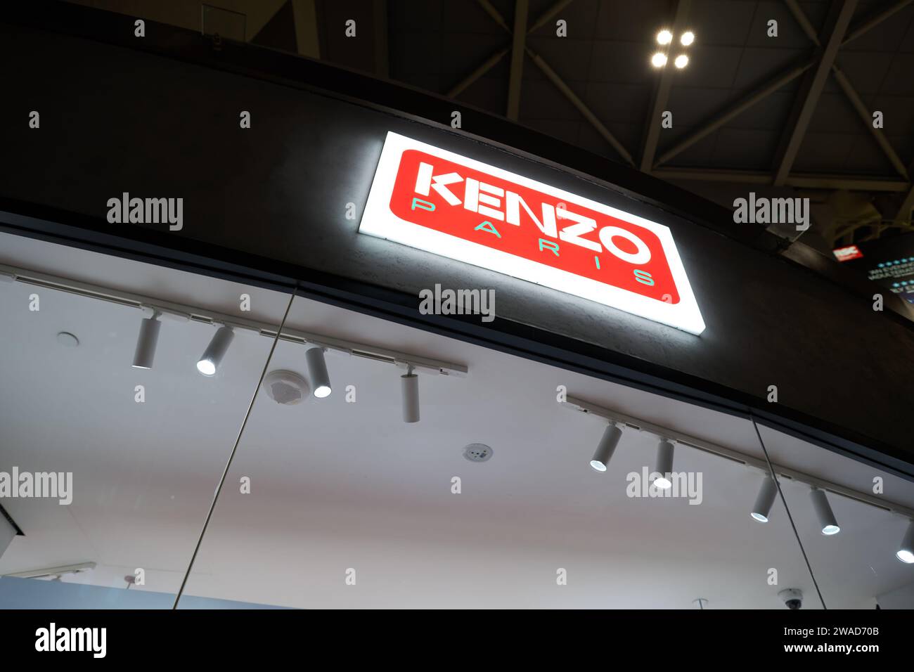 SINGAPOUR - 05 NOVEMBRE 2023 : panneau Kenzo vu dans les Shoppes de Marina Bay Sands. Banque D'Images