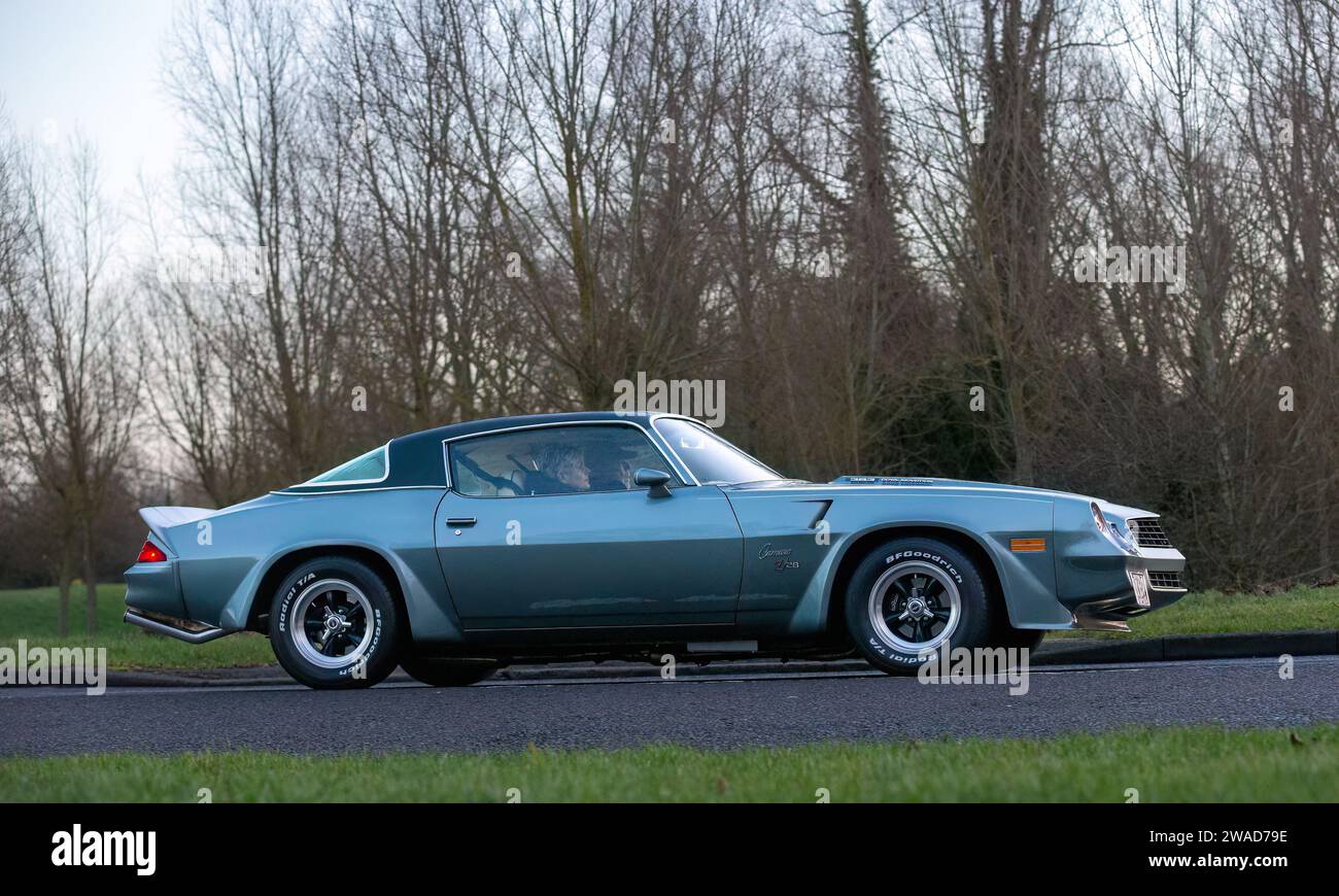 Stony Stratford, Royaume-Uni 1 janvier 2024. La Camaro 1978 de Chevrolet arrive à Stony Stratford pour le festival annuel des véhicules anciens et classiques du jour de l'an Banque D'Images