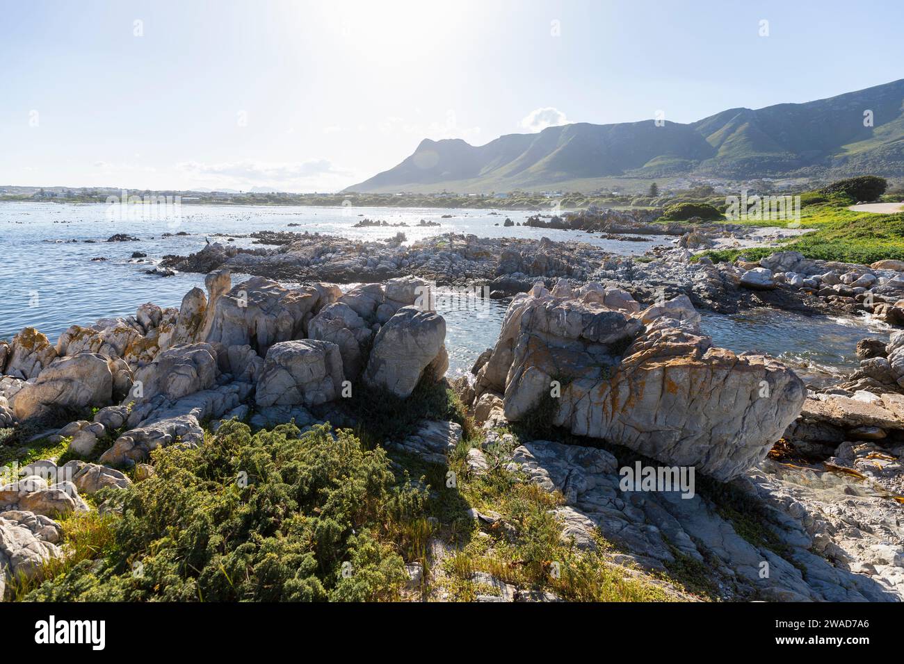 Afrique du Sud, côte rocheuse et Onrus Beach à la journée ensoleillée Banque D'Images