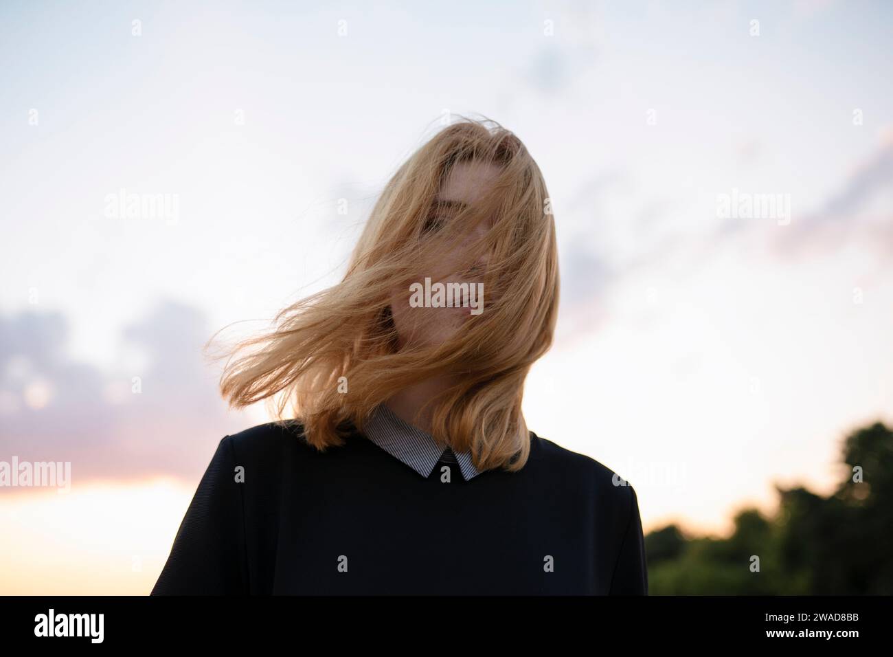 Portrait de femme mystère au coucher du soleil Banque D'Images