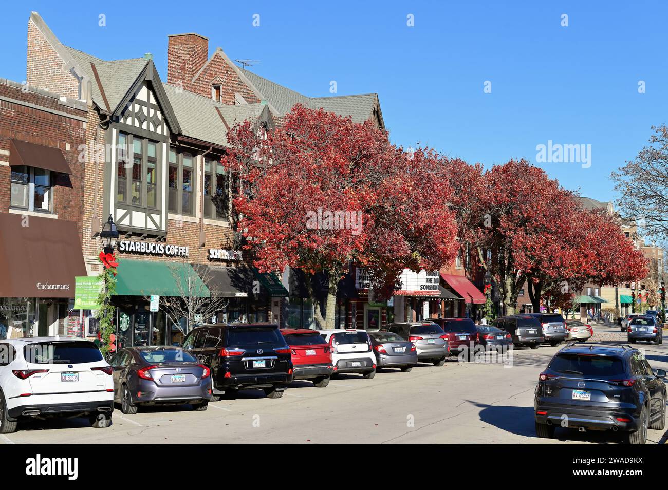 Glen Ellyn, Illinois, États-Unis. L'une des rues principales d'une communauté de banlieue de Chicago bordée de magasins et de magasins. Banque D'Images