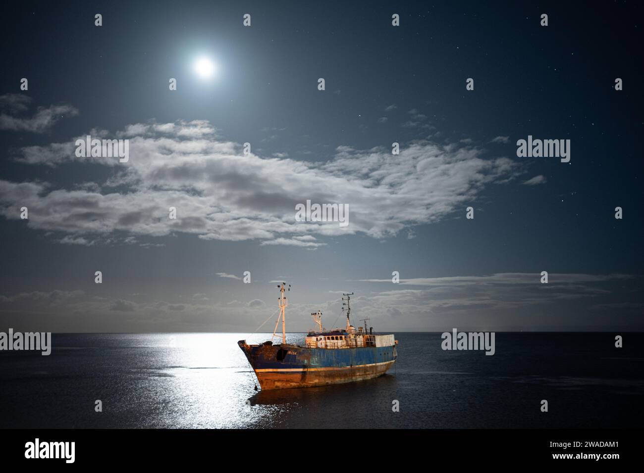 navire abandonné sous la lune Banque D'Images