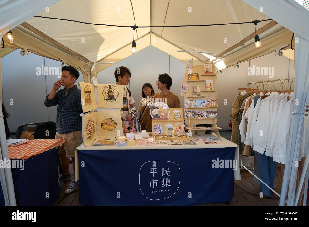 KUALA LUMPUR, MALAISIE - CIRCA MAI 2023 : marchandises exposées dans le pop-up store dans le Central Rooftop Garden situé au niveau 4 du Mitsui Shopping Park la Banque D'Images