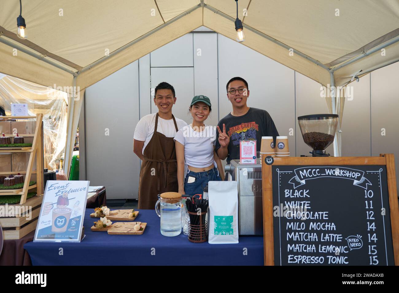 KUALA LUMPUR, MALAISIE - CIRCA MAI 2023 : des gens posant au café pop-up dans le jardin central sur le toit situé au niveau 4 du Mitsui Shopping Park Banque D'Images