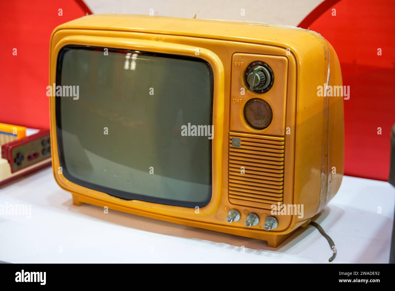 Un téléviseur CRT rétro avec tube cathodique à l'ancienne Banque D'Images