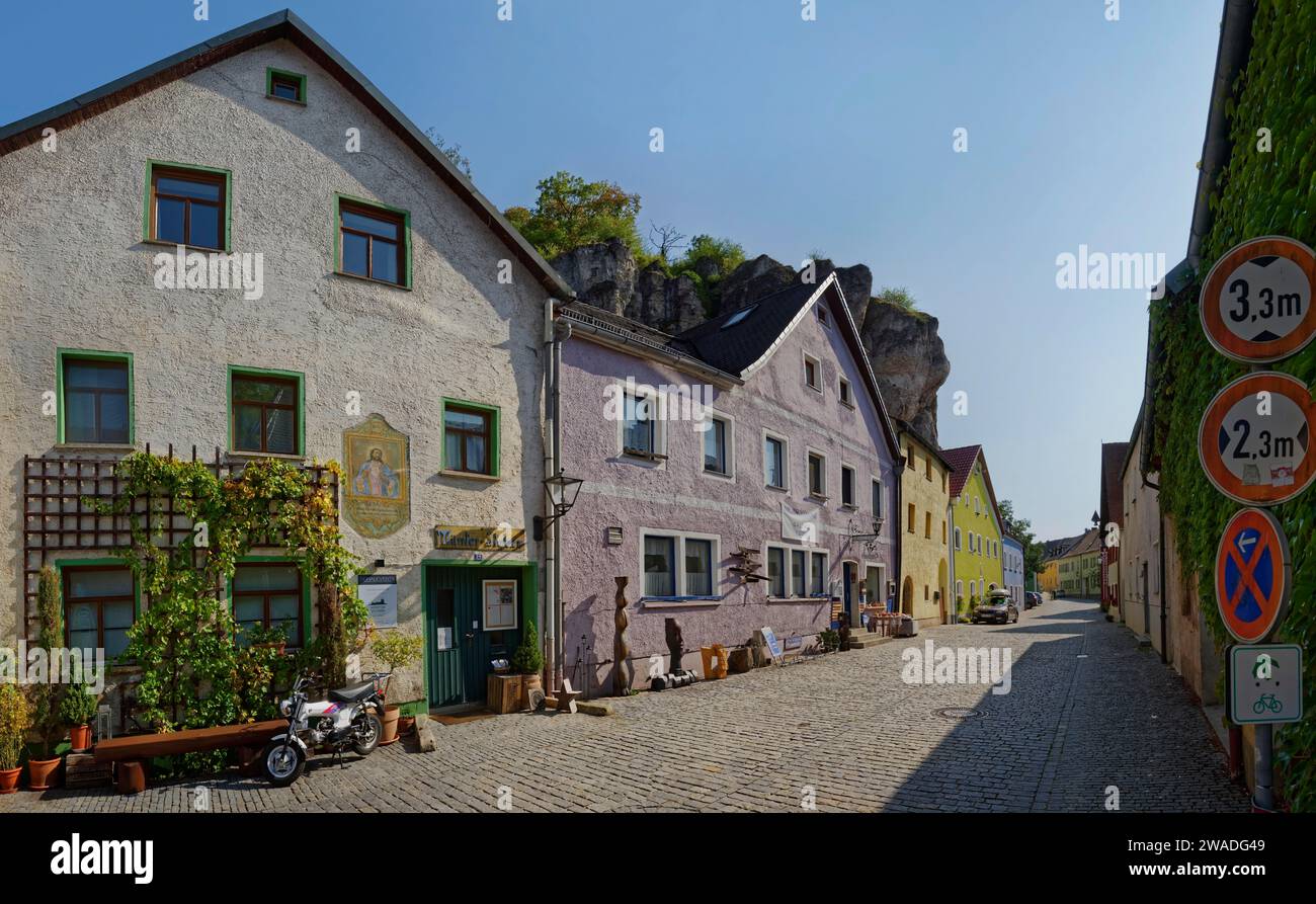 Ruelle lumineuse et pavée Vils Gasse avec des bâtiments colorés et une paroi rocheuse en arrière-plan, Kallmuenz, Haut-Palatinat, Bavière, Allemagne Banque D'Images