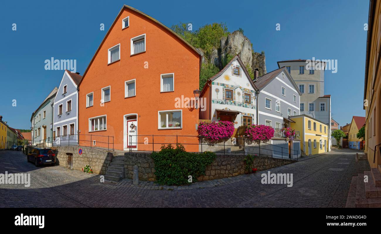 Façade de maison colorée sur vils Gasse avec une paroi rocheuse claire en arrière-plan, Kallmuenz, Haut-Palatinat, Bavière, Allemagne Banque D'Images