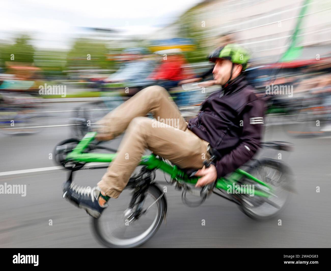Un cycliste couché à la démonstration de la parade de vélo, Berlin, 07 05 2023 Banque D'Images