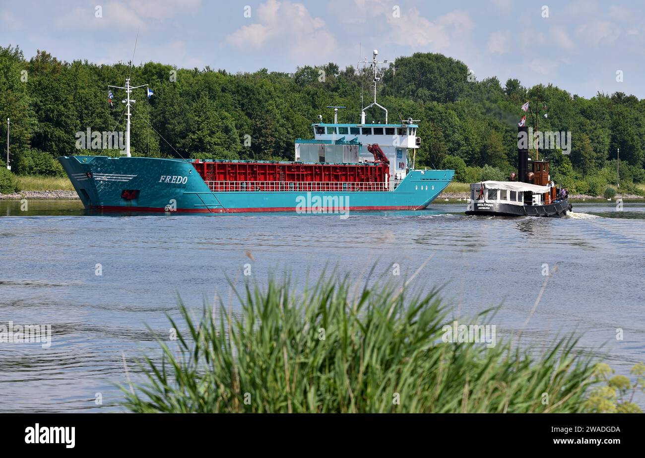 Remorqueur à vapeur Woltman et cargo Fredo naviguant dans le canal de Kiel, Schleswig-Holstein, Allemagne Banque D'Images