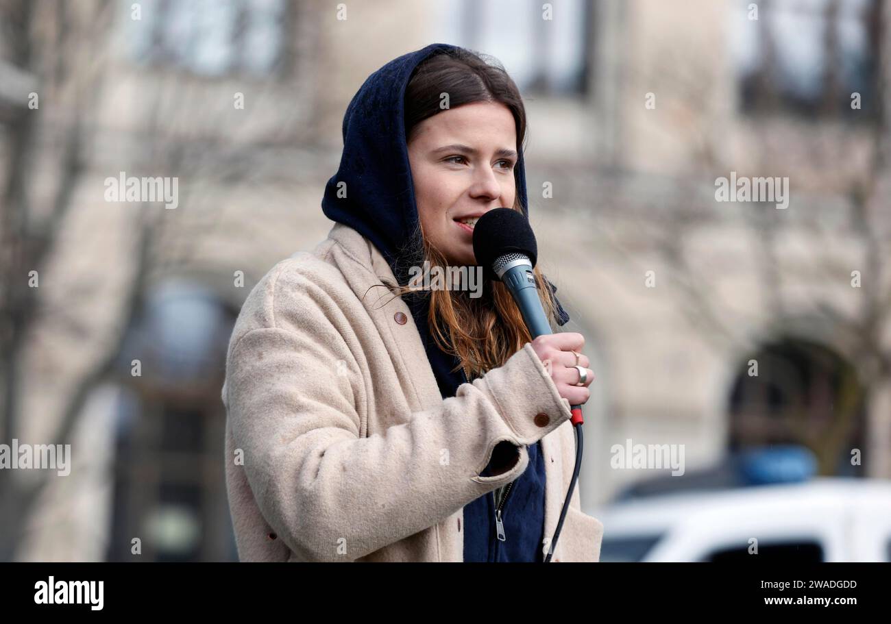 Luisa Neubauer intervient lors d’une manifestation du vendredi pour l’avenir pour le respect des objectifs climatiques et la démission du ministre des Transports Banque D'Images