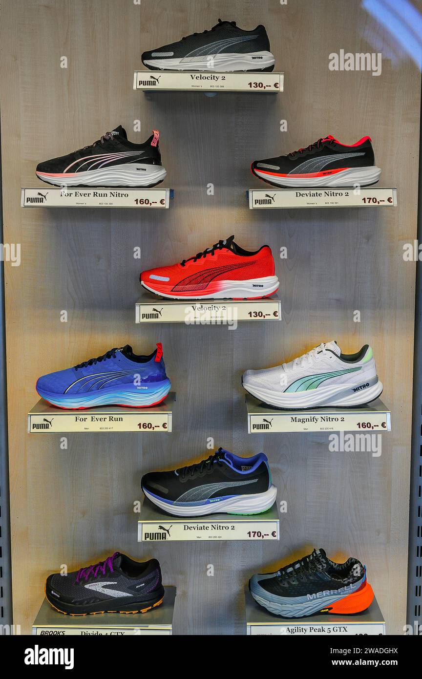 Chaussures de sport dans une vitrine, Allgaeu. Bavière, Allemagne Banque D'Images