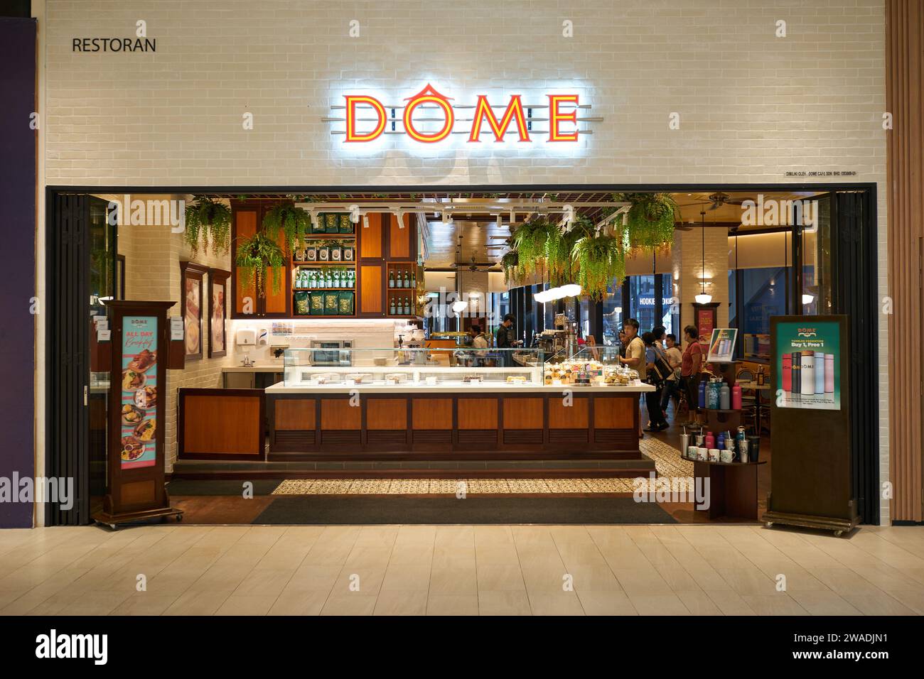 KUALA LUMPUR, MALAISIE - 27 MAI 2023 : entrée au DOME Cafe LaLaport dans le centre commercial LaLaport Bukit Bintang City Centre. Banque D'Images