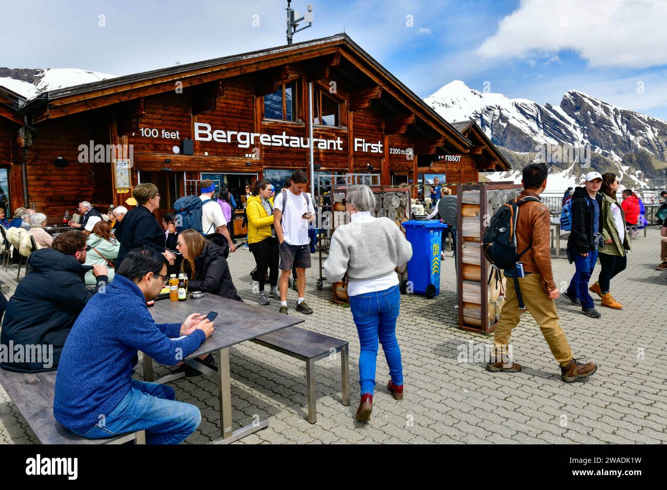 Grindelwald - 23 mai 2023 : touriste à la terrasse du restaurant sur la falaise de ciel à pied au premier sommet des Alpes suisses, Suisse Banque D'Images
