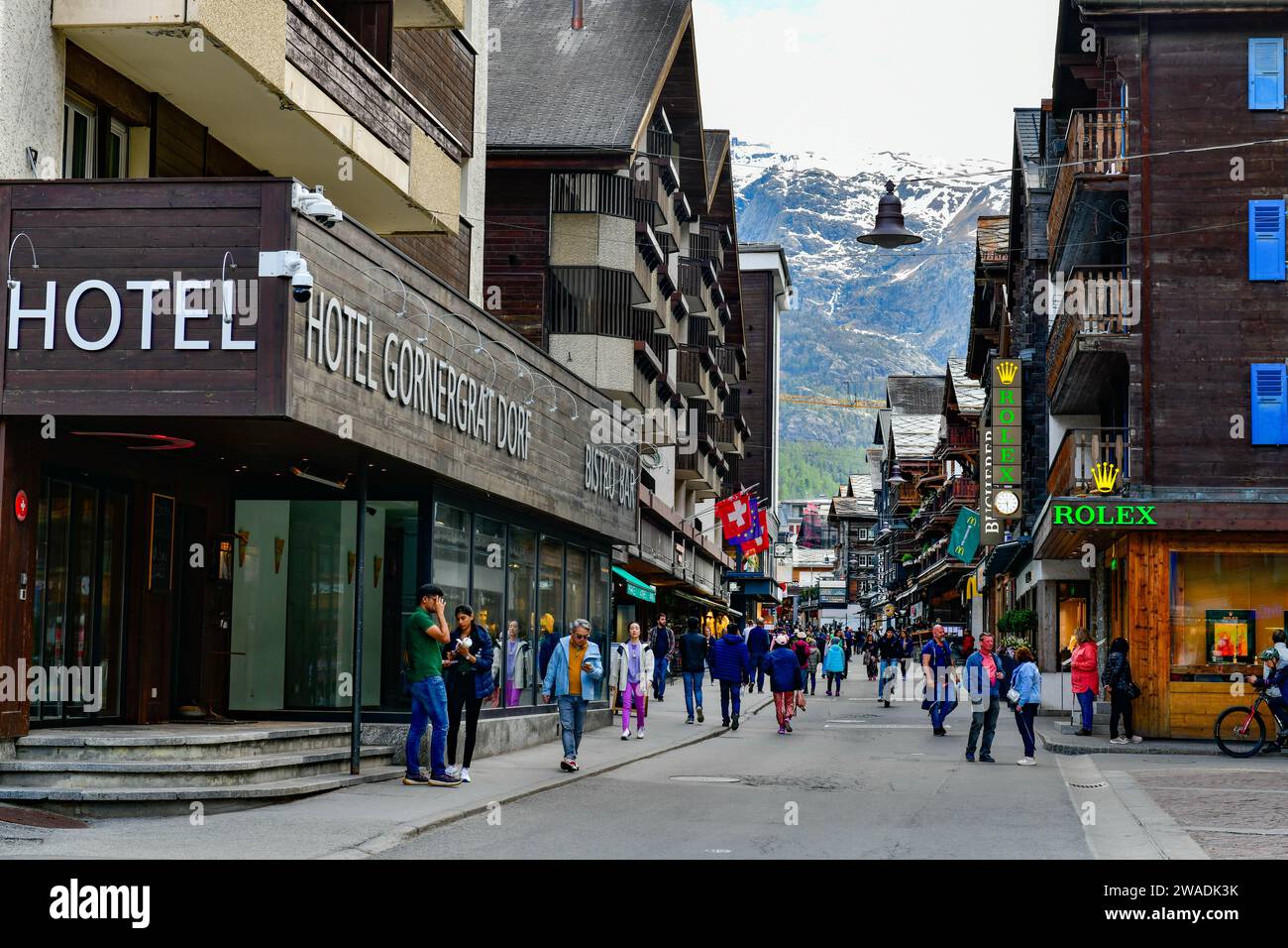 Zermatt, Suisse 22-5,2023:Maisons et bâtiments à Zermatt, une ville rurale dans les Alpes. Situé dans l'état du Valais. Célèbre pour ses stations de ski a Banque D'Images