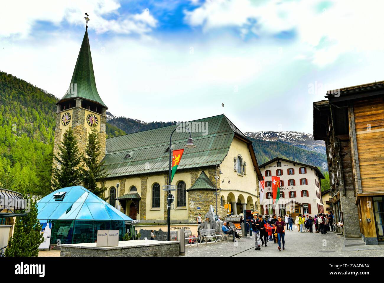 Zermatt, Suisse 22-5,2023:Maisons et bâtiments à Zermatt, une ville rurale dans les Alpes. Situé dans l'état du Valais. Célèbre pour ses stations de ski a Banque D'Images
