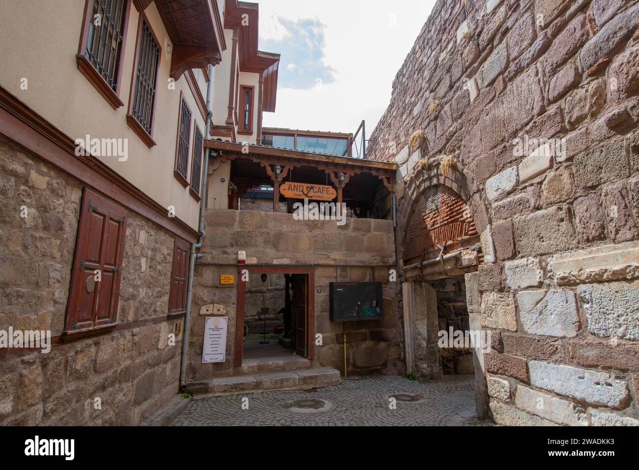 Bâtiment commercial historique sur la rue Kale Kapisi dans le vieux château d'Ankara dans le quartier Altindag dans la ville d'Ankara, Turquie. Banque D'Images