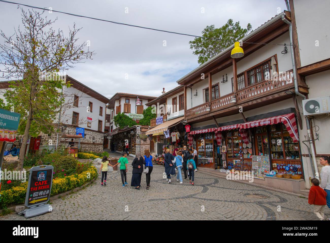 Bâtiment commercial historique sur la rue Kale Kapisi dans le vieux château d'Ankara dans le quartier Altindag dans la ville d'Ankara, Turquie. Banque D'Images