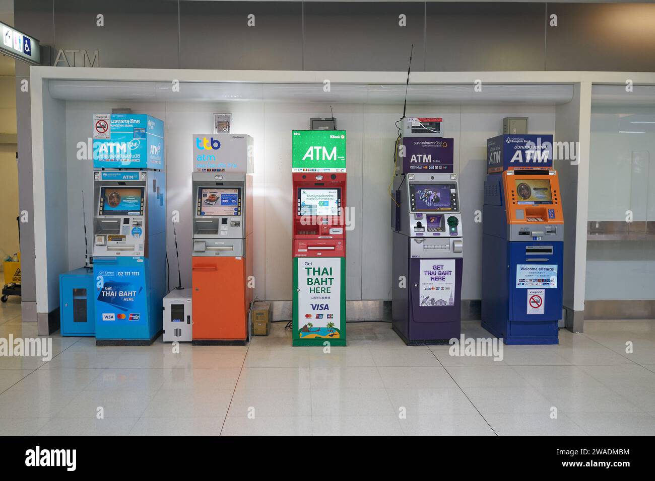 PHUKET, THAÏLANDE - 06 MAI 2023 : divers guichets automatiques bancaires à l'intérieur du terminal domestique de l'aéroport de Phuket. Banque D'Images
