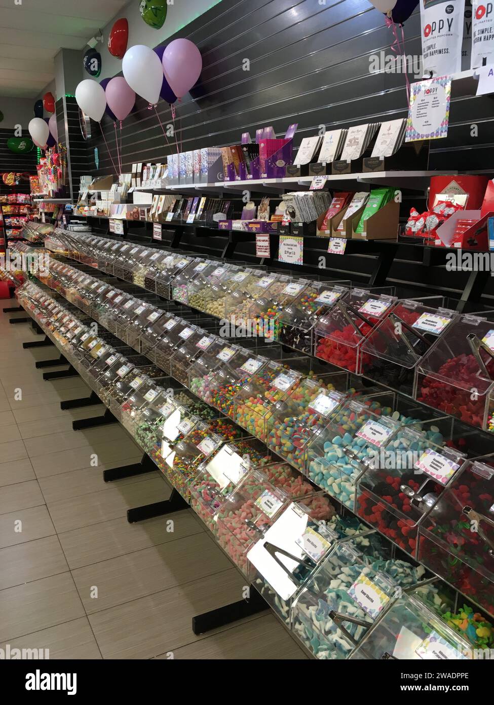 Un magasin de bonbons préparé pour la Saint Valentin dans le centre commercial Crossroads, Bellevue Washington Banque D'Images