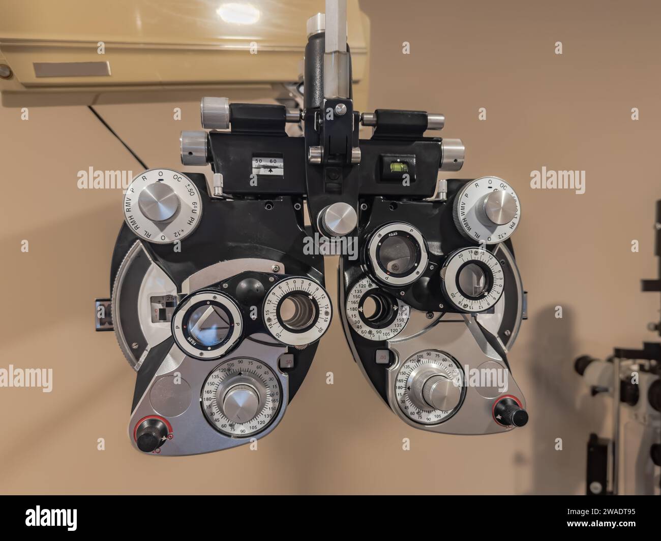 Gros plan de la machine d'essai de mesure de vue phoropter, contrôle de santé oculaire et ophtalmologie. Banque D'Images