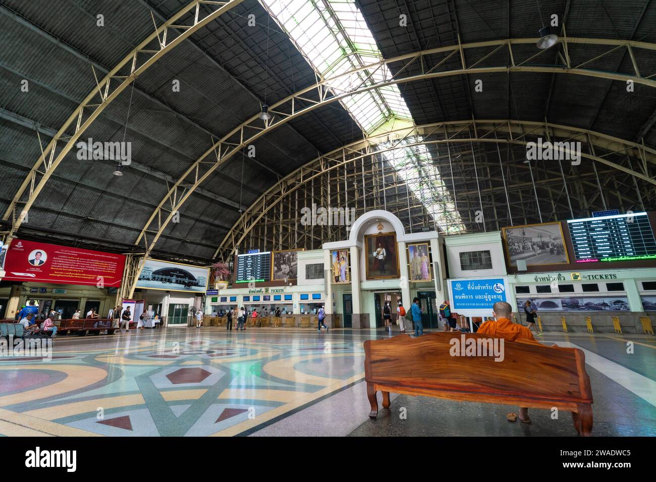 Bangkok, Thaïlande - 4 décembre 2023 : Gare de Bangkok ou gare centrale (Hua Lamphong Railway Station). Banque D'Images