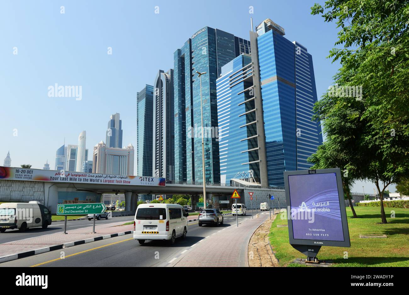 Bâtiments modernes le long de Sheik Zayed Road à Dubaï, Émirats arabes Unis. Banque D'Images