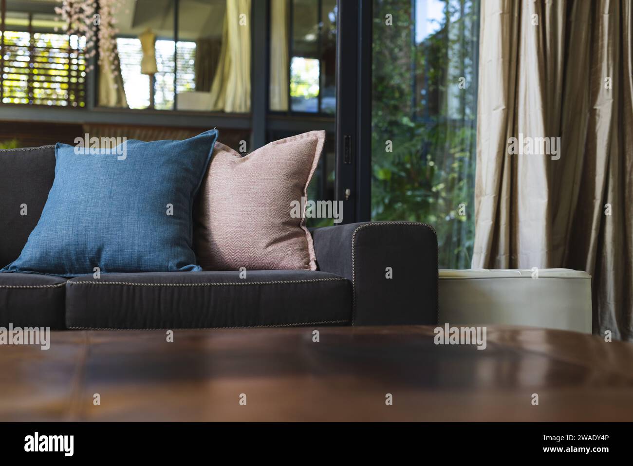 Moderne grande maison vide avec terrasse confortable avec canapé dans un grand jardin vert. Architecture, nature et design. Banque D'Images Moderne grande maison vide avec terrasse confortable avec canapé dans un grand jardin vert. Architecture, nature et design. Banque D'Images