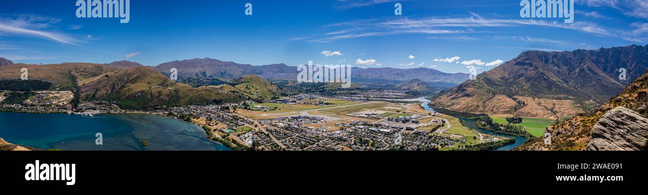 La vue panoramique sur Queenstown, le lac Wakatipu et l'aéroport national interne de Deer Park Heights Queenstown Nouvelle-Zélande. Banque D'Images