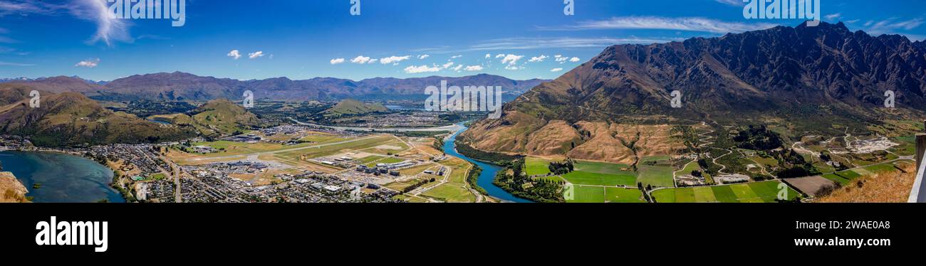 La vue panoramique sur Queenstown, le lac Wakatipu et l'aéroport national interne de Deer Park Heights Queenstown Nouvelle-Zélande. Banque D'Images