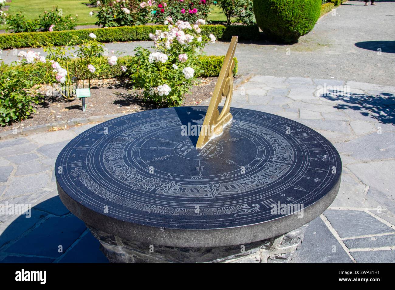 Le cadran solaire dans la roseraie des jardins botaniques de Christchurch en Nouvelle-zélande. Il a été érigé à la mémoire de Thomas Stevenson en 1954. Banque D'Images